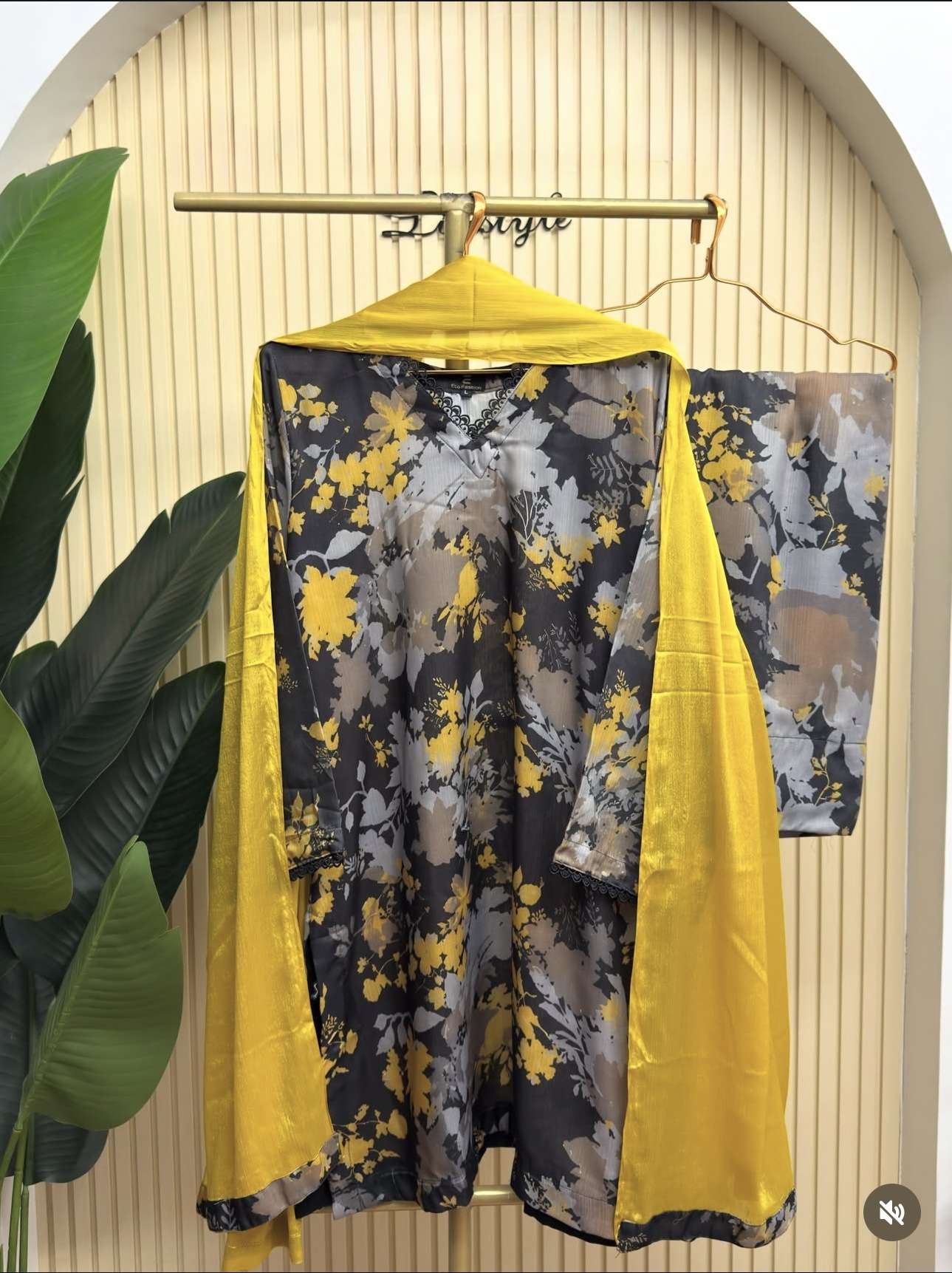 Yellow Noir থ্রি-পিস - ছবি ১